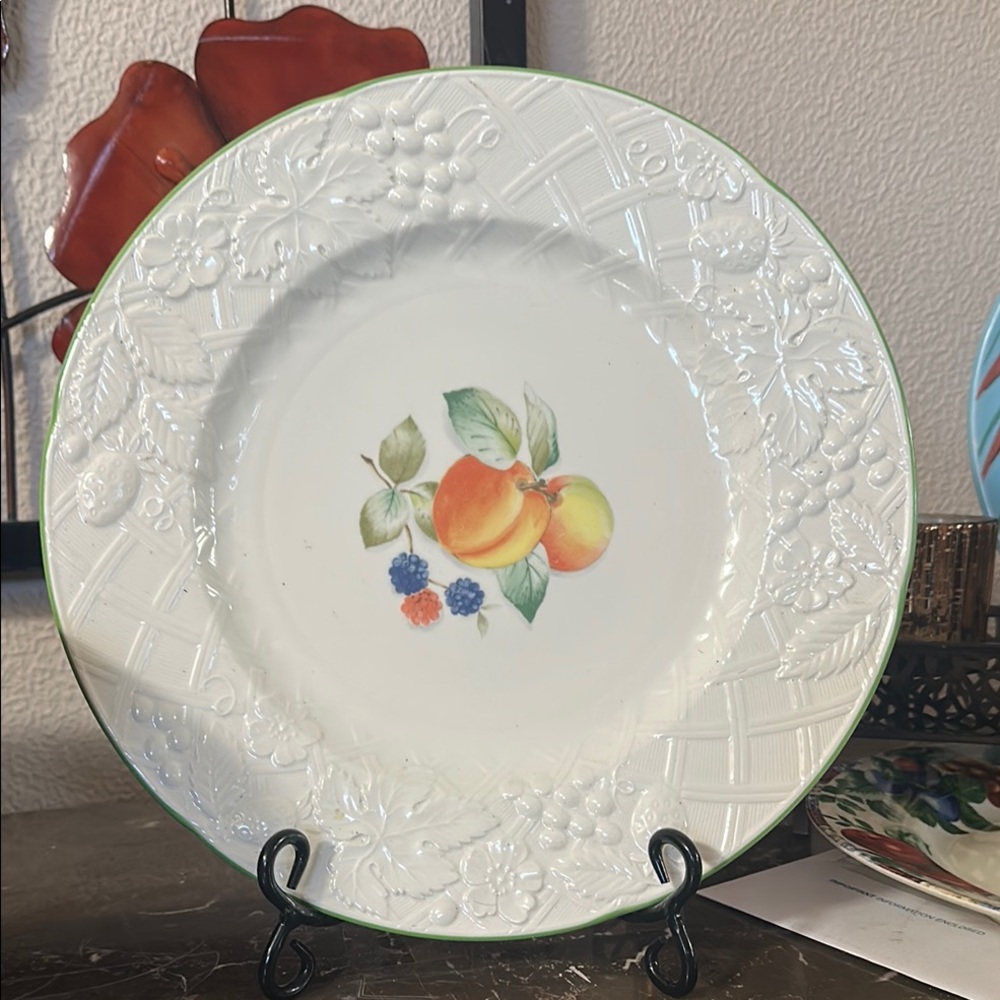 MIKASA Fruit Design Embossed White Plate